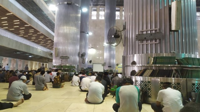 Karpet masjid ditiadakan saat salat jumat di Masjid Istiqlal, Jakarta, Jumat (13/3).
 Foto: Maulana Ramadhan/kumparan