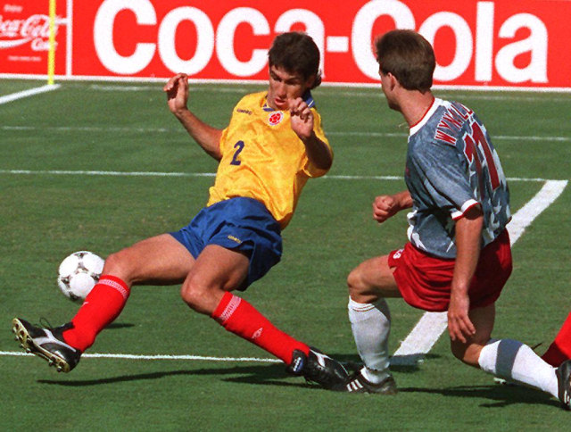 Andres Escobar (kuning). Foto: MIKE NELSON / AFP