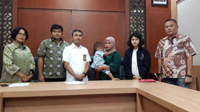 Balita WN Malaysia (tengah) korban penculikan TKI, saat dikembalikan kepada orang tuanya, di Mapolda Jatim, Surabaya, Jumat (13/3). Foto: Yuana Fatwalloh/kumparan