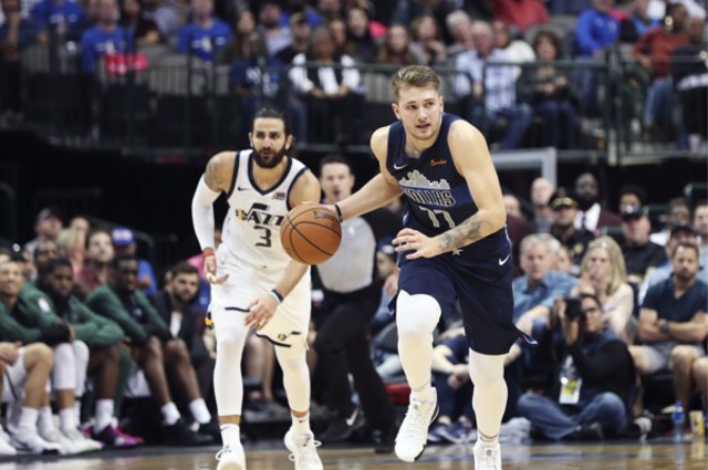 Luka Doncic sedang mendribble bola. | Photo by USA TODAY Sports/Kevin Jairaj