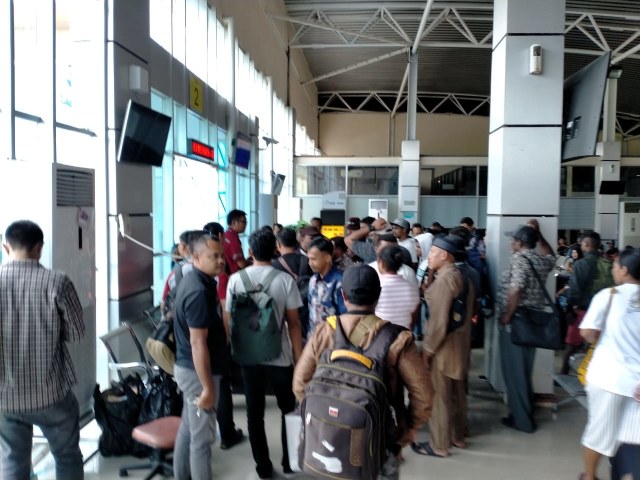 Penumpang batal berangkat di bandara Rendani Manokwari, Foto: Istimewa 