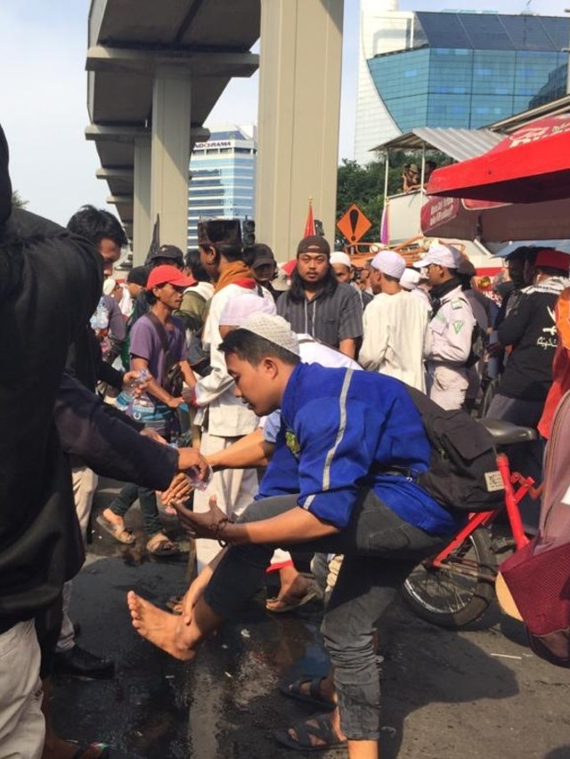 Massa aksi bela Islam India jelang salat ashar berjamaah di Jl Rasuna Said, Jakarta Selatan. Foto: Muhammad Lutfan Darmawan/kumparan