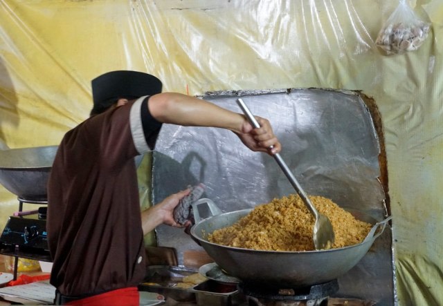 Ilustrasi penjual nasi goreng. Foto: Safira Maharani/ kumparan