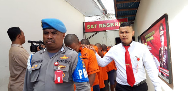 Tim Satreskrim Polresta Ambon menggiring 8 pelaku penjambretan menuju tahanan Mapolresta Ambon, Jumat (13/3) (Foto: ist)