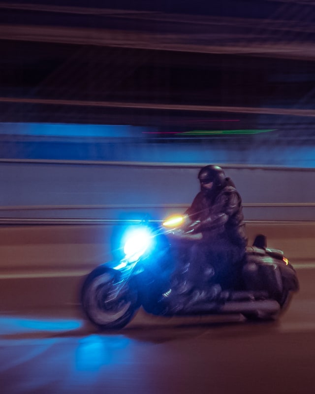 Ilustrasi mengendarai motor saat malam hari. (Foto: pexel)