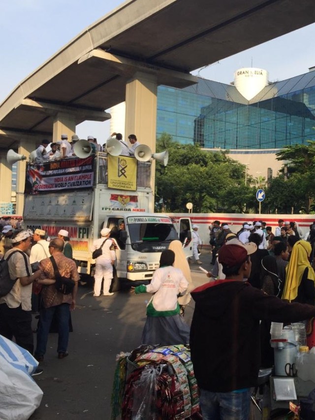 Massa Aksi Bela Muslim mulai membubarkan lokasi unjuk rasa di depan Kedubes India, Jalan HR Rasuna Said, Jakarta, Jumat (13/3).  Foto: Muhammad Lutfan Darmawan/kumparan 