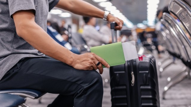 Ilustrasi penumpang menunggu waktu boarding di bandara Foto: Shutter Stock