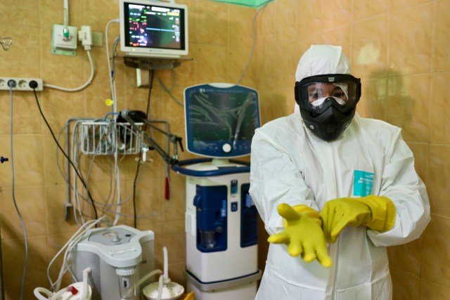 Perawat RSUDZA dengan baju khusus untuk persiapan penanganan pasien suspect Virus Corona. Foto: Suparta/acehkini 
