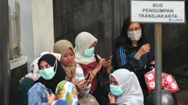 Warga menggunakan masker beraktivitas di Kawasan MH Thamrin, Jakarta, Jumat (13/3).  Foto: Nugroho Sejati/kumparan