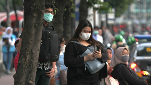 Warga menggunakan masker beraktivitas di Kawasan MH Thamrin, Jakarta, Jumat (13/3).  Foto: Nugroho Sejati/kumparan
