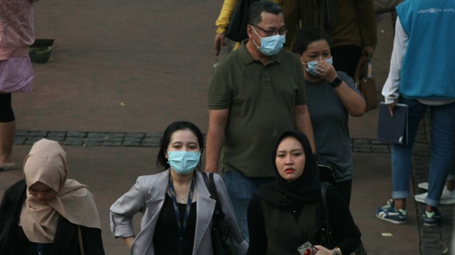 Warga menggunakan masker beraktivitas di Kawasan MH Thamrin, Jakarta, Jumat (13/3). Foto: Nugroho Sejati/kumparan