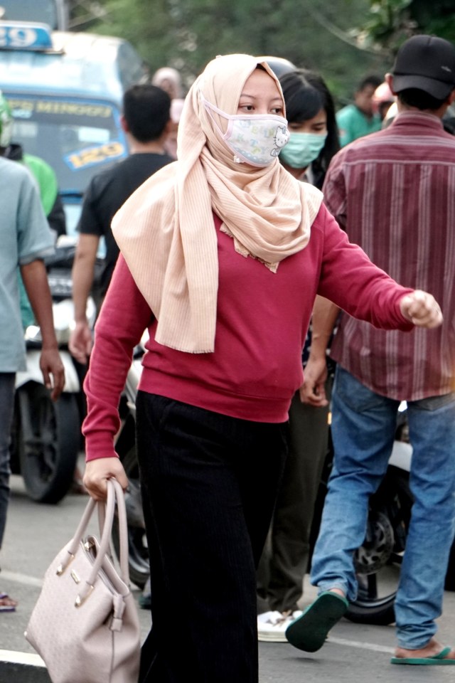 Warga menggunakan masker beraktivitas di Kawasan Pasar Minggu, Jakarta Selata, Jumat (13/3).  Foto: Iqbal Firdaus/kumparan