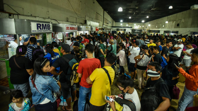 Antrean penumpang di Terminal Bus Pusat Araneta di Cubao di Manila, Filipina, Jum'at (13/3).  Foto: AFP/MARIA TAN