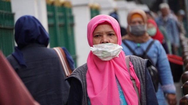 Warga pakai masker beraktivitas di Kawasan Cikini, Jakarta, Jumat (13/3). Foto: Jamal Ramadhan/kumparan