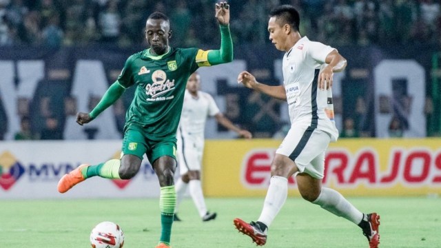 Pemain Persebaya Surabaya Makan Konate berusaha melewati pemain Persipura Jayapura di Stadion Gelora Bung Tomo, Surabaya. Foto: Dok. Media Persebaya