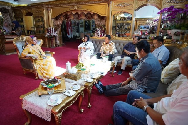 Lies F Nurdin terima kunjungan jajaran PD Pasar Makassar di rujab Gubernur Sulsel, Jumat (13/3).