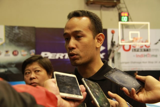 Direktur IBL Junas Miradiarsyah saat diwawancara awak media. Foto: bayu eka / tugumalang.id