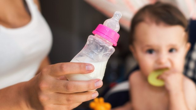 Bayi dan susu formula. Foto: Shutterstock