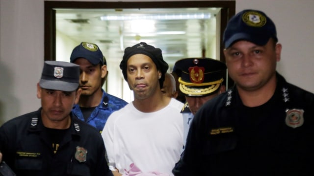 Ronaldinho saat tiba di Paraguay.  Foto: Norberto DUARTE / AFP