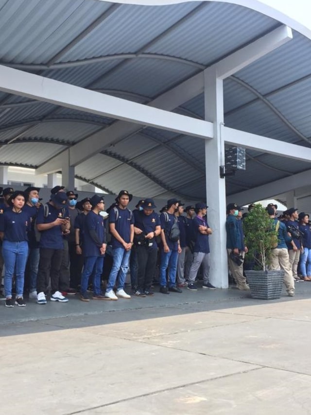 WNI ABK kapal pesiar World Dream yang usai menjalani masa observasi tiba di Dermaga Kolinlamil, Tanjung Priok, Jakarta Utara, Sabtu (14/3).  Foto: Andesta Herli Wijaya/kumparan