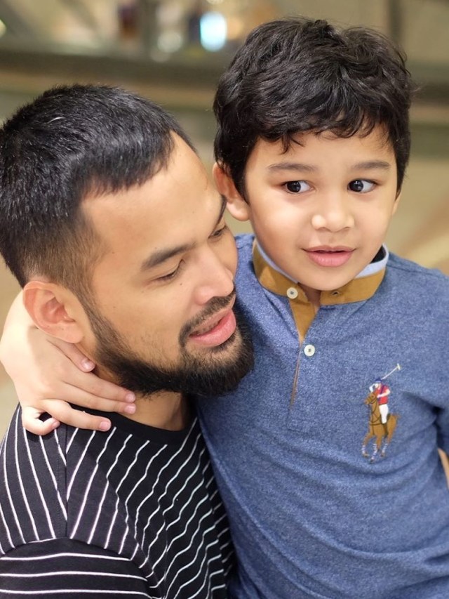 Teuku Wisnu dan anaknya, Adam. Foto: Instagram/teukuwisnu