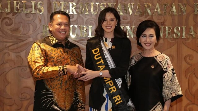 Bambang Soesatyo (kiri), Kalista Iskandar (tengah), dan Putri Kuswisnu dalam pengangkatan Puteri Indonesia sebagai Duta MPR RI. Dok. Instagram/@officialputeriindonesia