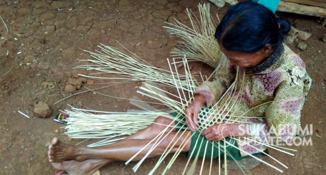 Warga Kampung Cirambutan, Desa Panumbangan, Kecamatan Jampang Tengah, Kabupaten Sukabumi menganyam bambu untuk membuat tudung Dudukuy. | Sumber Foto:Ragil Gilang