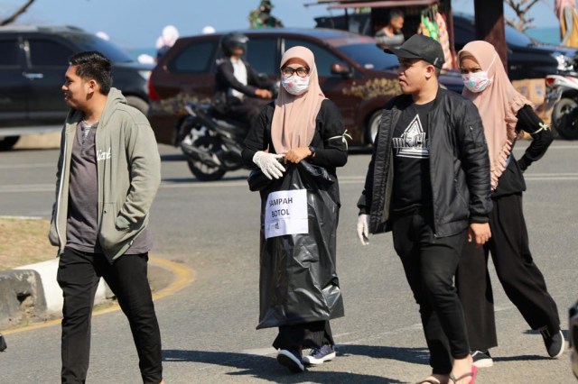 Foto: Gotong Royong Bersihkan Sampah di Pantai Ulee Lheue, Banda Aceh (485)