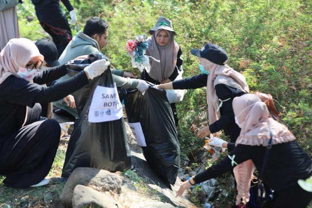 Foto: Gotong Royong Bersihkan Sampah di Pantai Ulee Lheue, Banda Aceh (486)