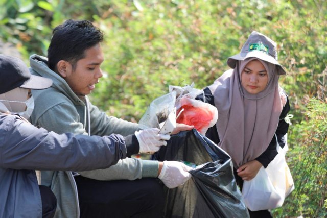 Foto: Gotong Royong Bersihkan Sampah di Pantai Ulee Lheue, Banda Aceh (487)