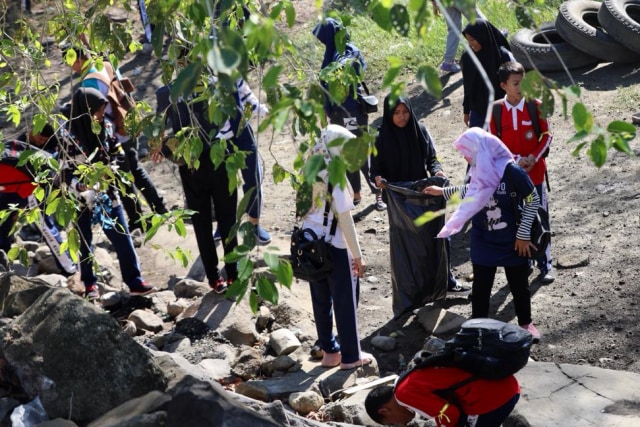 Foto: Gotong Royong Bersihkan Sampah di Pantai Ulee Lheue, Banda Aceh (488)