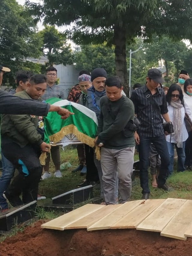 Prosesi pemakaman suami Intan RJ, di TPU Duri Kepa, Kebon Jeruk, Jakarta Barat, Sabtu (14/3). Foto: Alexander Vito/kumparan