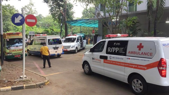 Mobil jenazah saat pemulangan jenazah Kepala PPATK, Kiagus Badaruddin, di RS Persahabatan, Jakarta, Sabtu (14/3). Foto: Andesta Herli Wijaya/kumparan