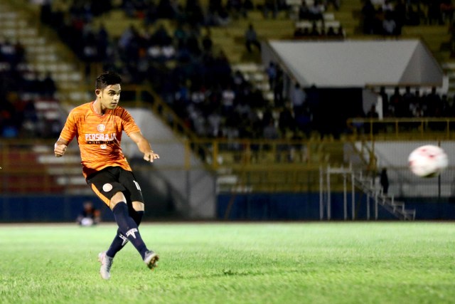Miftahul Hamdi pemain Persiraja di Liga 1 2020 saat bermain di Stadion Harapan Bangsa, Banda Aceh. Foto: Suparta/acehkini