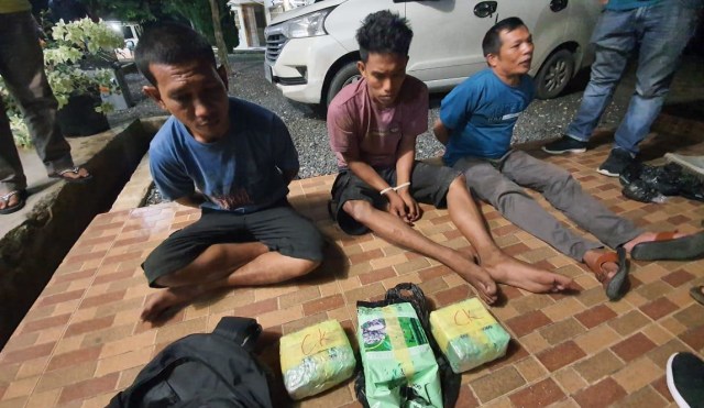Petugas BNN Provinsi Jambi mengamankan sebanyak 3 orang pria yang merupakan pelaku penyelundupan narkoba. Foto: Jambikita.id