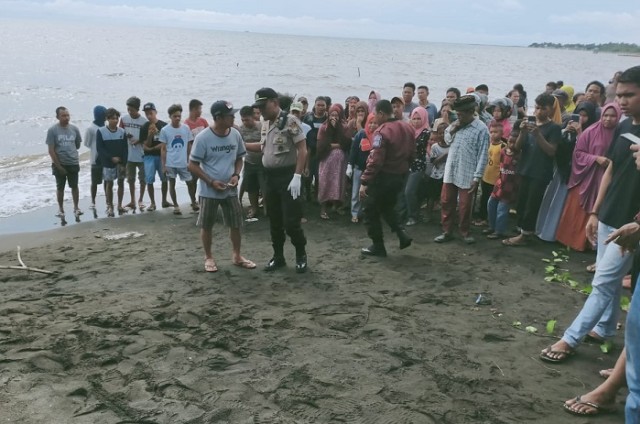 Warga di pesisir pantai di Desa Lagaruda Takalar geger dengan ditemukannya potongan tubuh bayi, (Makassar Indeks/Abdul).