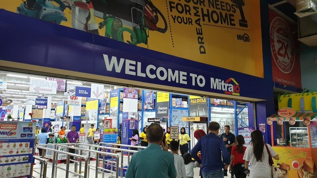 Supermarket bahan bangunan Mitra 10 Cibubur, tetap ramai tak terpengaruh isu corona. Foto: Dok. Istimewa