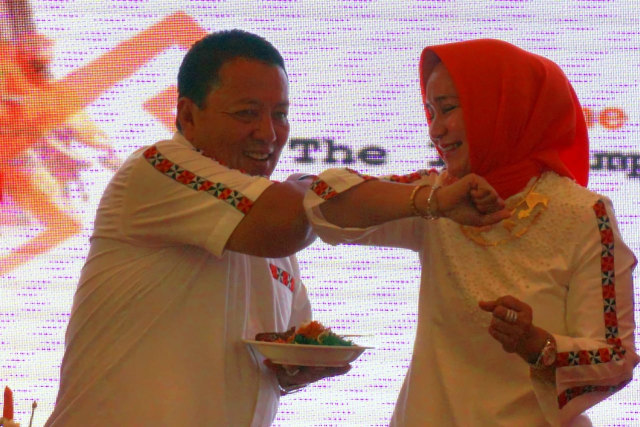 Tos siku Gubernur Arinal Djunaidi dan sang istri saat pembukaan acara Lampung Craft 2020, Sabtu (14/3) | Foto : Syahwa Roza Hariqo/Lampung Geh