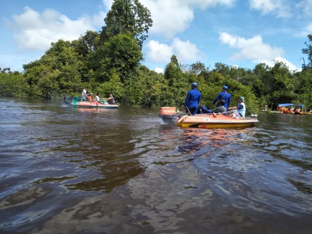 Pencarian korban tenggelam akibat tabrakan speedboat di Sungai Ketungau. Foto: Dok. Iptu Raharja