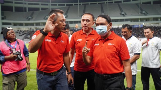 Ketua Umum PSSI Mochamad Iriawan (tengah) bersama Menpora Zainudin Amali (kanan) di Stadion Batakan, Balikpapan. Foto: Dok. PSSI