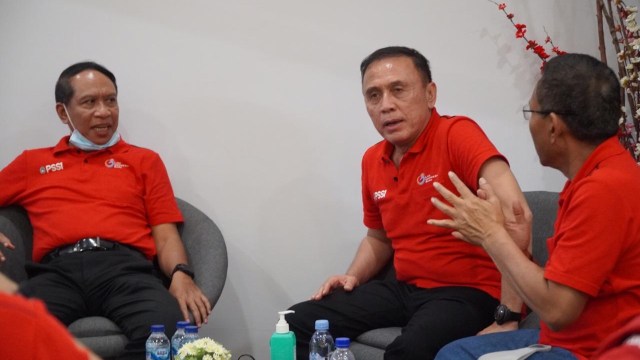 PSSI dan Kemenpora membahas penundaan Liga 1 dan Liga 2 di Stadion Batakan, Balikpapan. Foto: Dok. PSSI