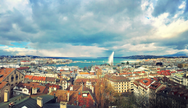 Pemandangan Kota Jenewa, Jet d'Eau dan Lac Leman, dari atas menara St. Pierre Cathedral. Foto koleksi pribadi.