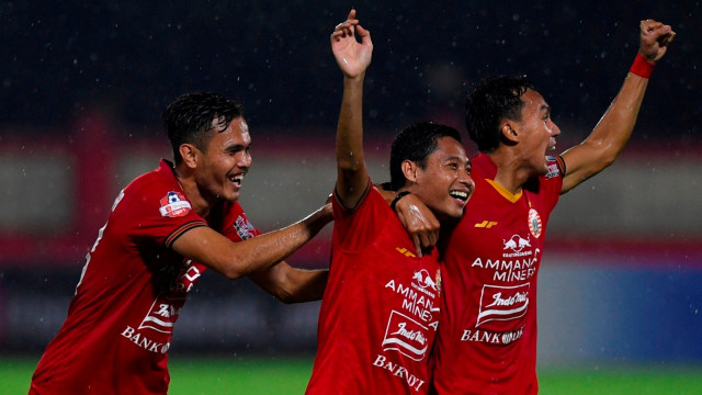 Pemain Persija, Evan Dimas (tengah) bersama rekan merayakan gol ke gawang Bhayangkara FC pada pertandingan Liga 1 2020 di Stadion PTIK, Jakarta, Sabtu (14/3). Foto: ANTARA FOTO/Puspa Perwitasari