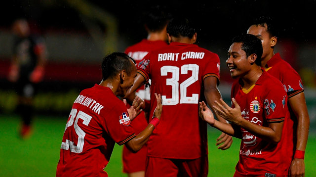 Pemain Persija, Evan Dimas (kanan) bersama rekan merayakan gol ke gawang Bhayangkara FC pada pertandingan Liga 1 2020 di Stadion PTIK, Jakarta, Sabtu (14/3). Foto: ANTARA FOTO/Puspa Perwitasari