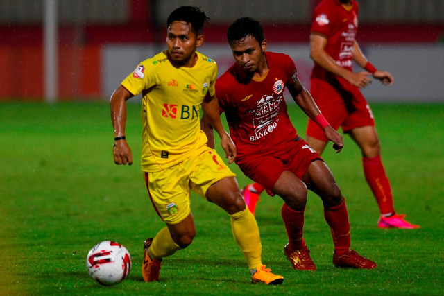 Pemain Bhayangkara FC, Andik Vermansyah (kiri) pada pertandingan Liga 1 2020 di Stadion PTIK, Jakarta, Sabtu (14/3). Foto: ANTARA FOTO/Puspa Perwitasari