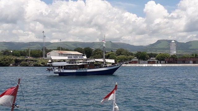 Kapal Wisata Bermuatan WNA Ditolak Bersandar di Pelabuhan Sumba Timur, NTT (50307)