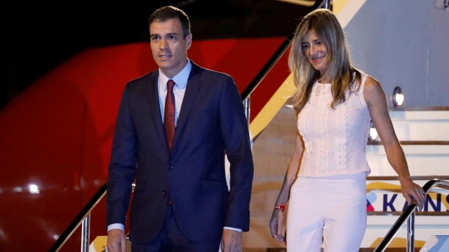 Perdana Menteri Spanyol Pedro Sanchez dan istrinya Maria Begona Gomez Fernandez tiba menjelang pertemuan para pemimpin G-20 di Osaka, Jepang. Foto: REUTERS/Jorge Silva