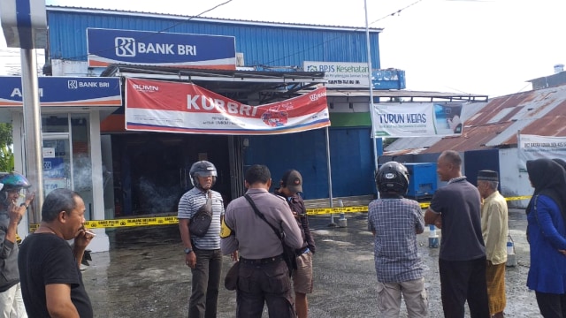 Suasana di Bank BRI Ampana, Kabupaten Tojo Una-una, Sulteng, usai dilempar bom molotov oleh pelaku pada Minggu (15/3) pagi. Foto: Istimewa