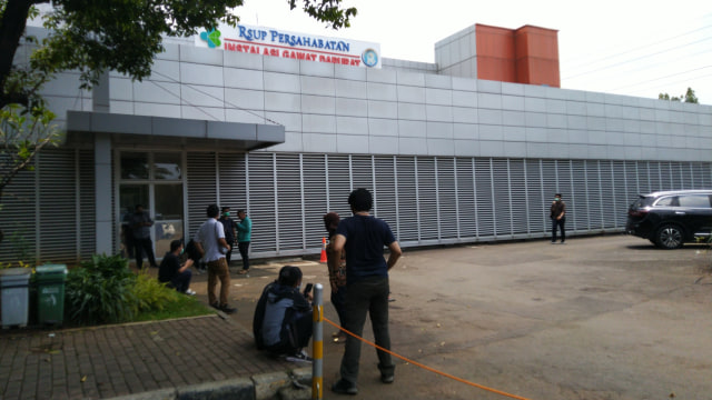 Wartawan yang akan cek kesehatan di RS Persahabatan terlantar. Foto: Fachrul Irwinsyah/kumparan