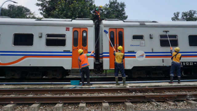 Sejumlah ptugas mmembersihkan gerbong kereta api di Stasiun Pasar Senen, Jakarta, Minggu (15/3). 
 Foto: Fanny Kusumawardhani/kumparan